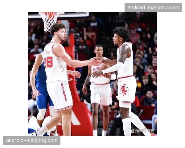 乌度卡尝试双塔组合失败 火箭教练面临阵容调整难题 乌度卡尝试双塔组合失败 火箭教练面临阵容调整难题